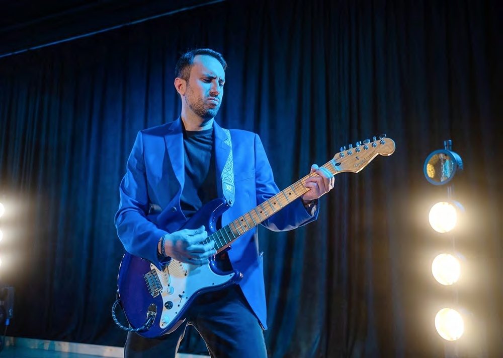 KEDA electric guitarist live